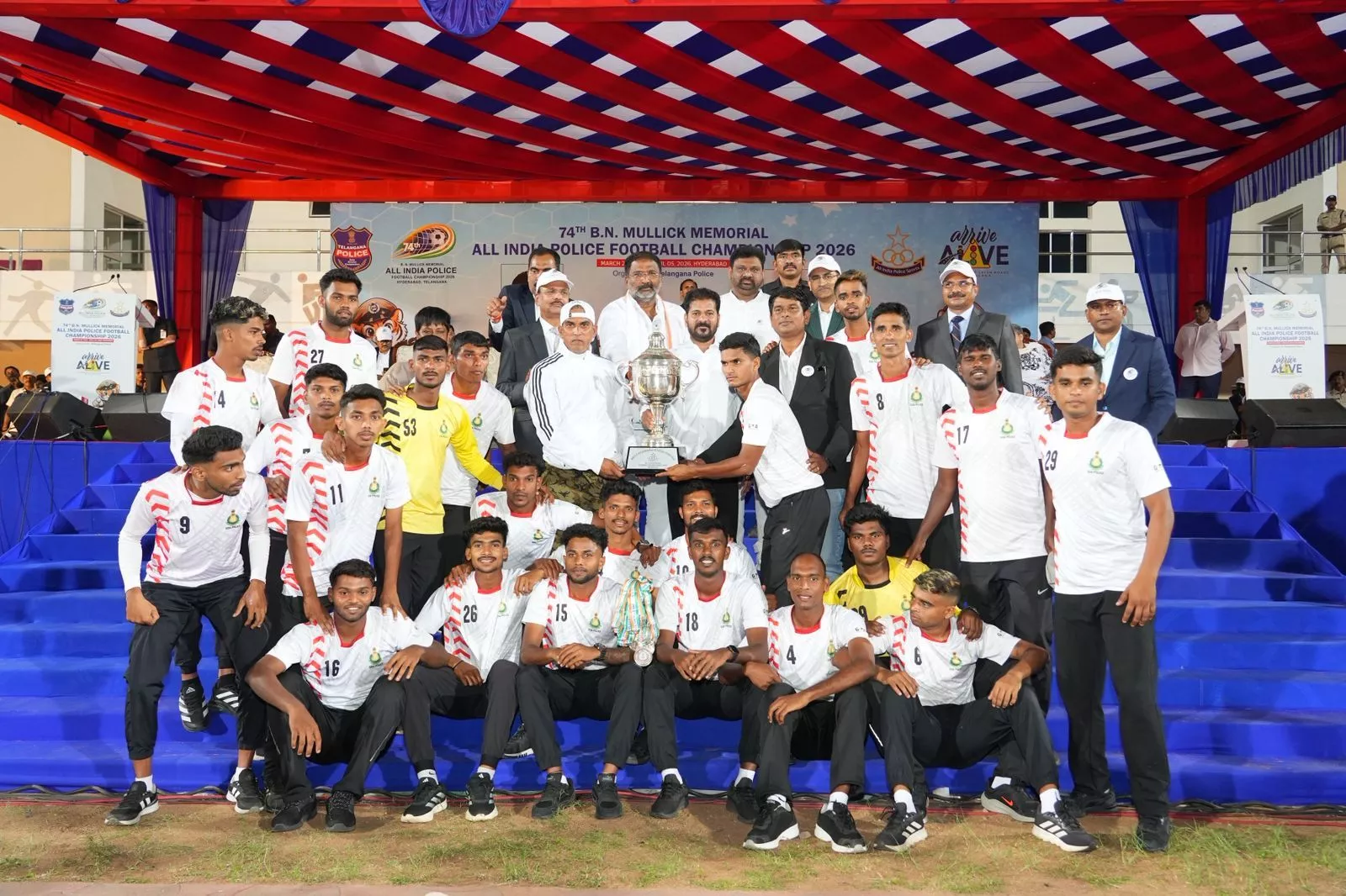 पुलिस फुटबॉल चैंपियनशिप में विजेता टीम को ट्रॉफी