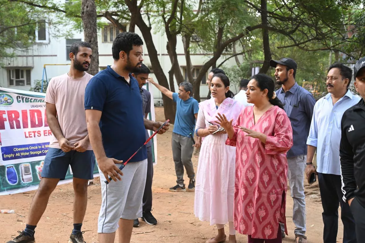 माधापुर क्षेत्र में विकास कार्यों का निरीक्षण करती आयुक्त सृजना