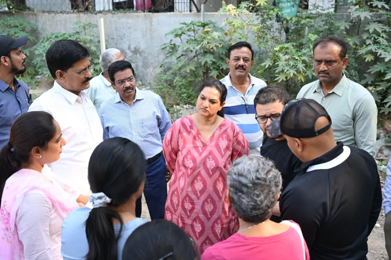 कावुरी हिल्स और काकतीया हिल्स क्षेत्रों के दौरे पर साइबराबाद नगर निगम आयुक्त सृजना। 
