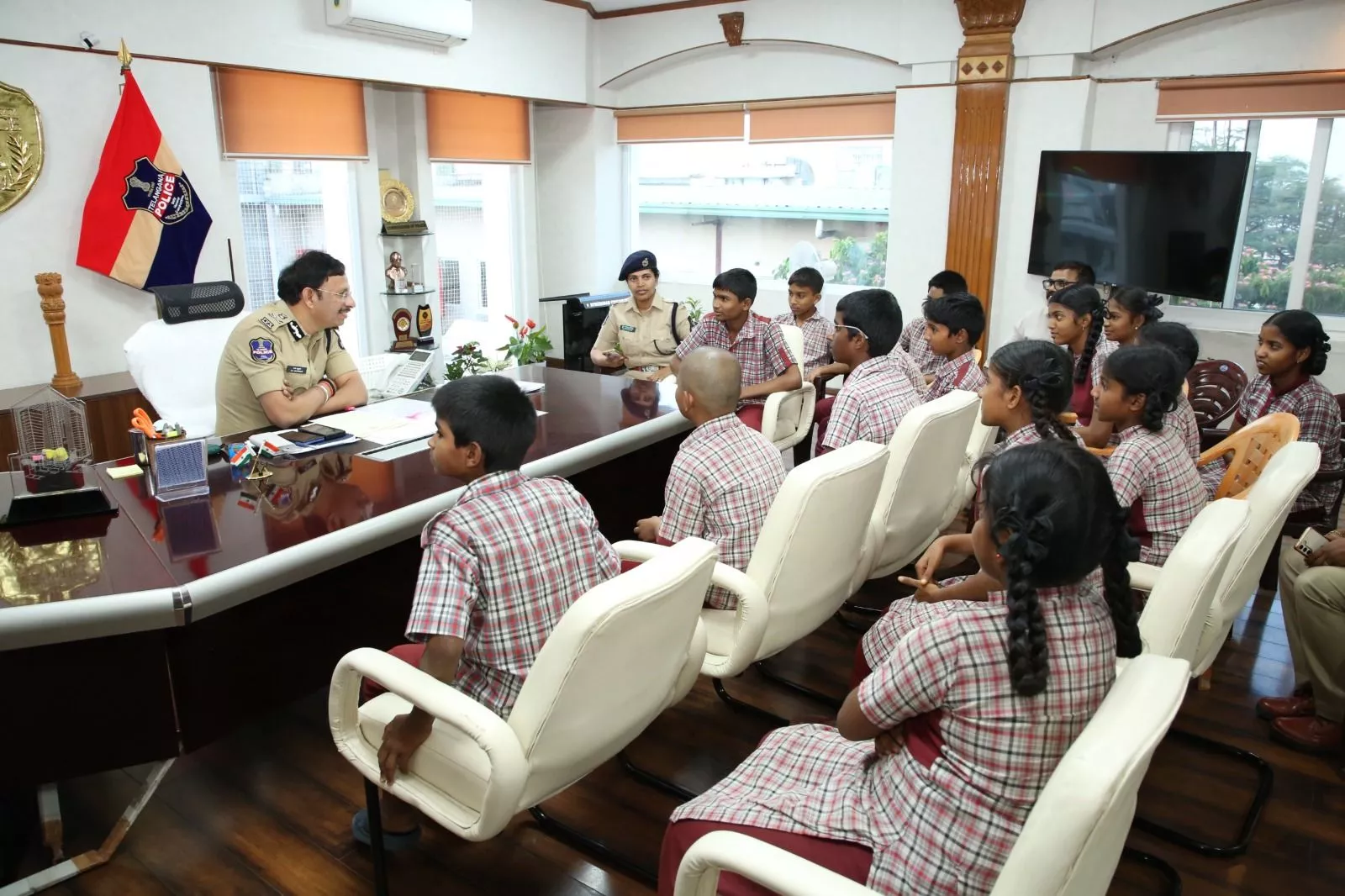 विद्यार्थियों को पुलिस व्यवस्था की जानकारी देते सज्जनार