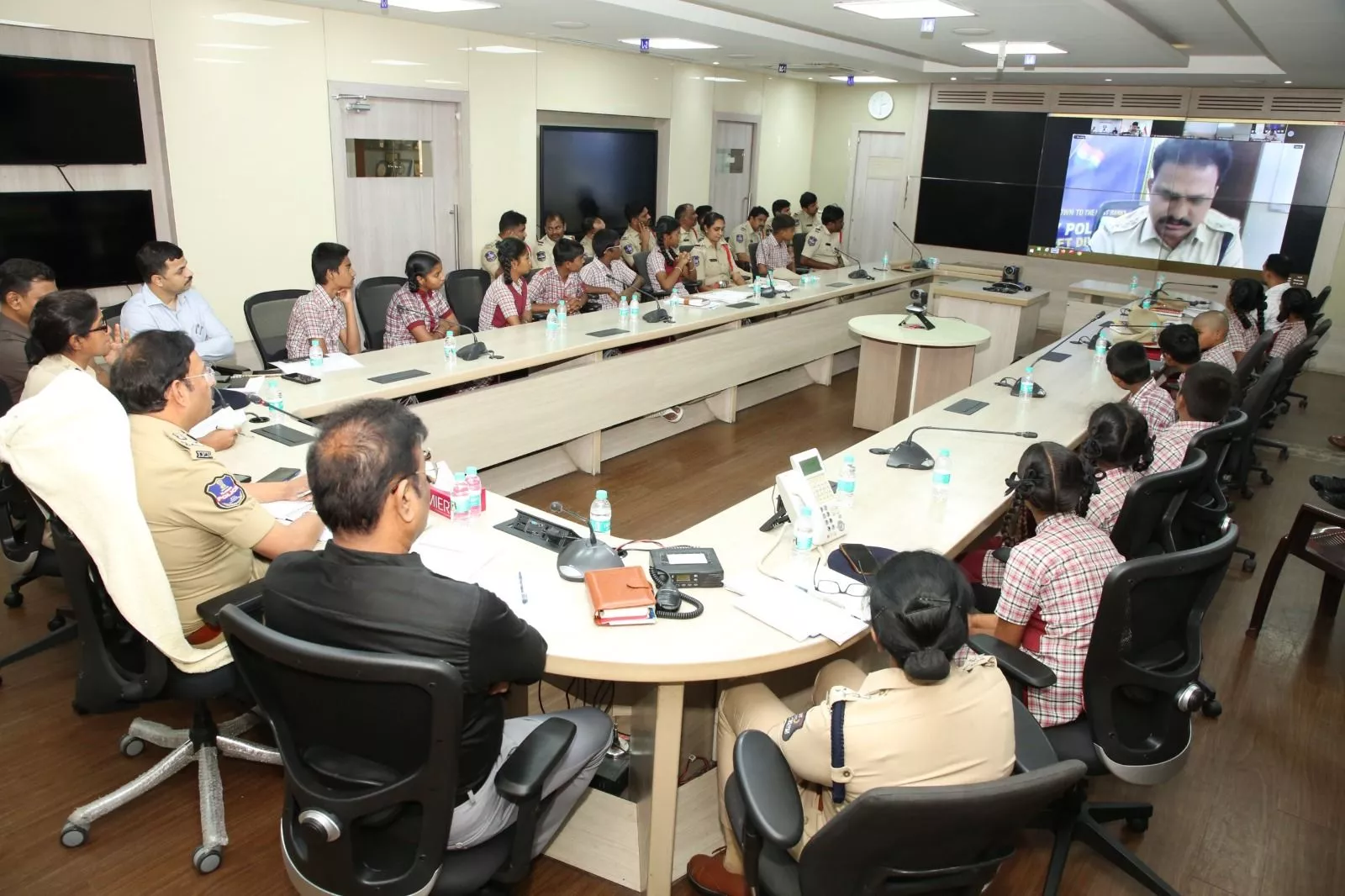 विद्यार्थियों को पुलिस व्यवस्था की जानकारी देते सज्जनार