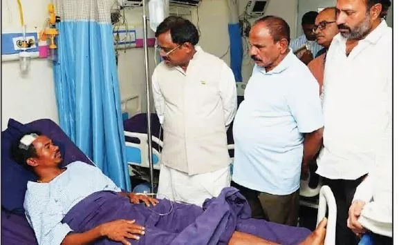 मंत्री घायल मजदूरों से अस्पताल में मिले