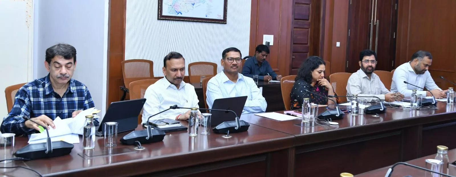 रेलवे परियोजनाओं के लंबित मुद्दों पर समीक्षा बैठक