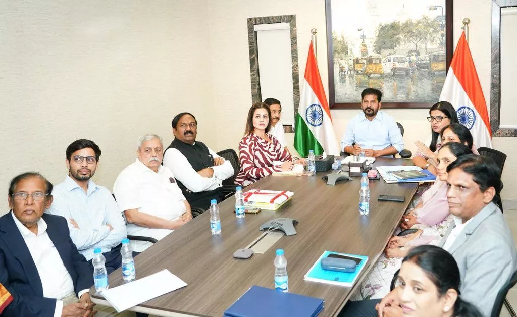 मुख्यमंत्री रेवंत रेड्डी CSR बैठक में चर्चा करते हुए