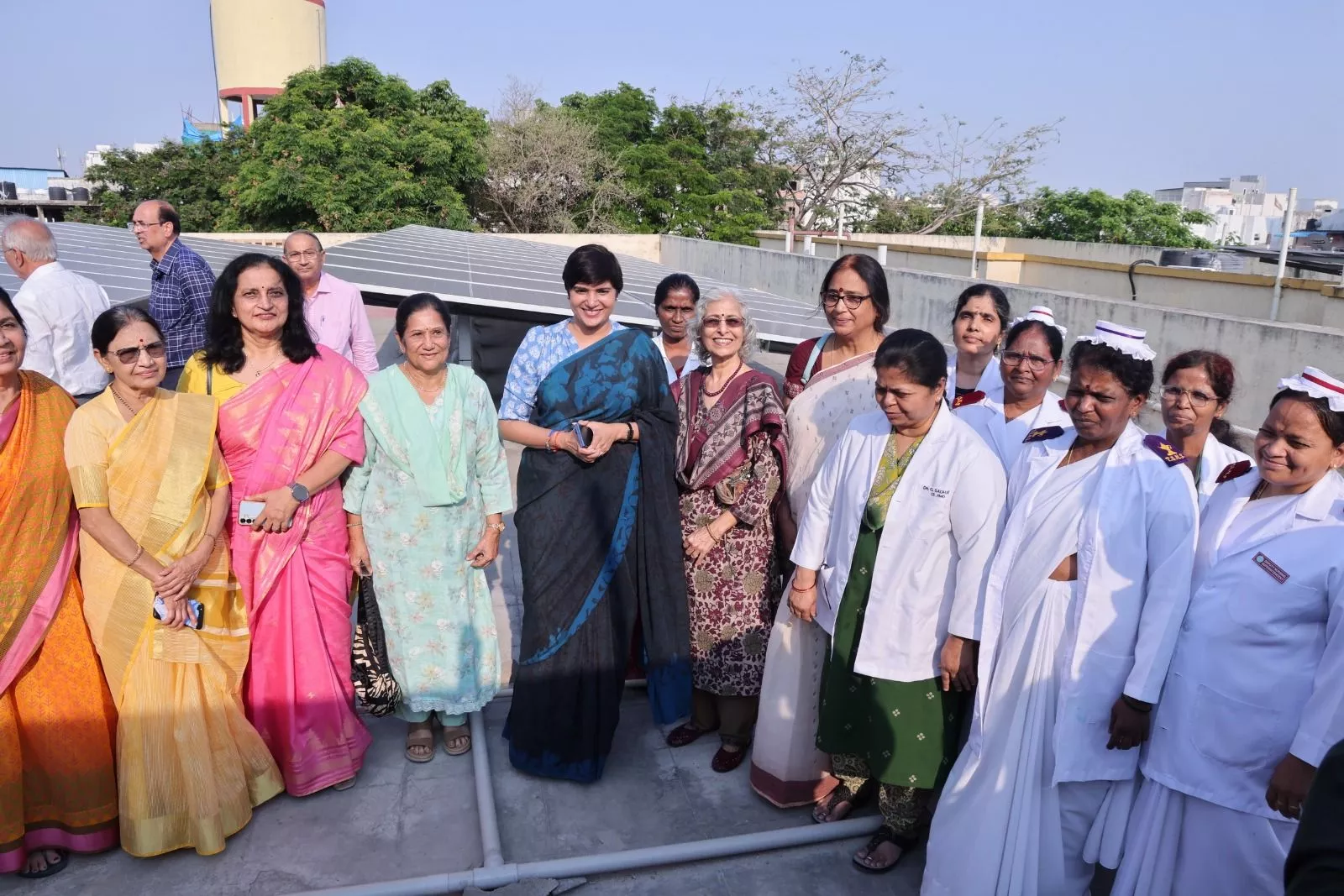 जिलाधीश द्वारा डायलिसिस सेंटर में सोलर पैनल उद्घाटन