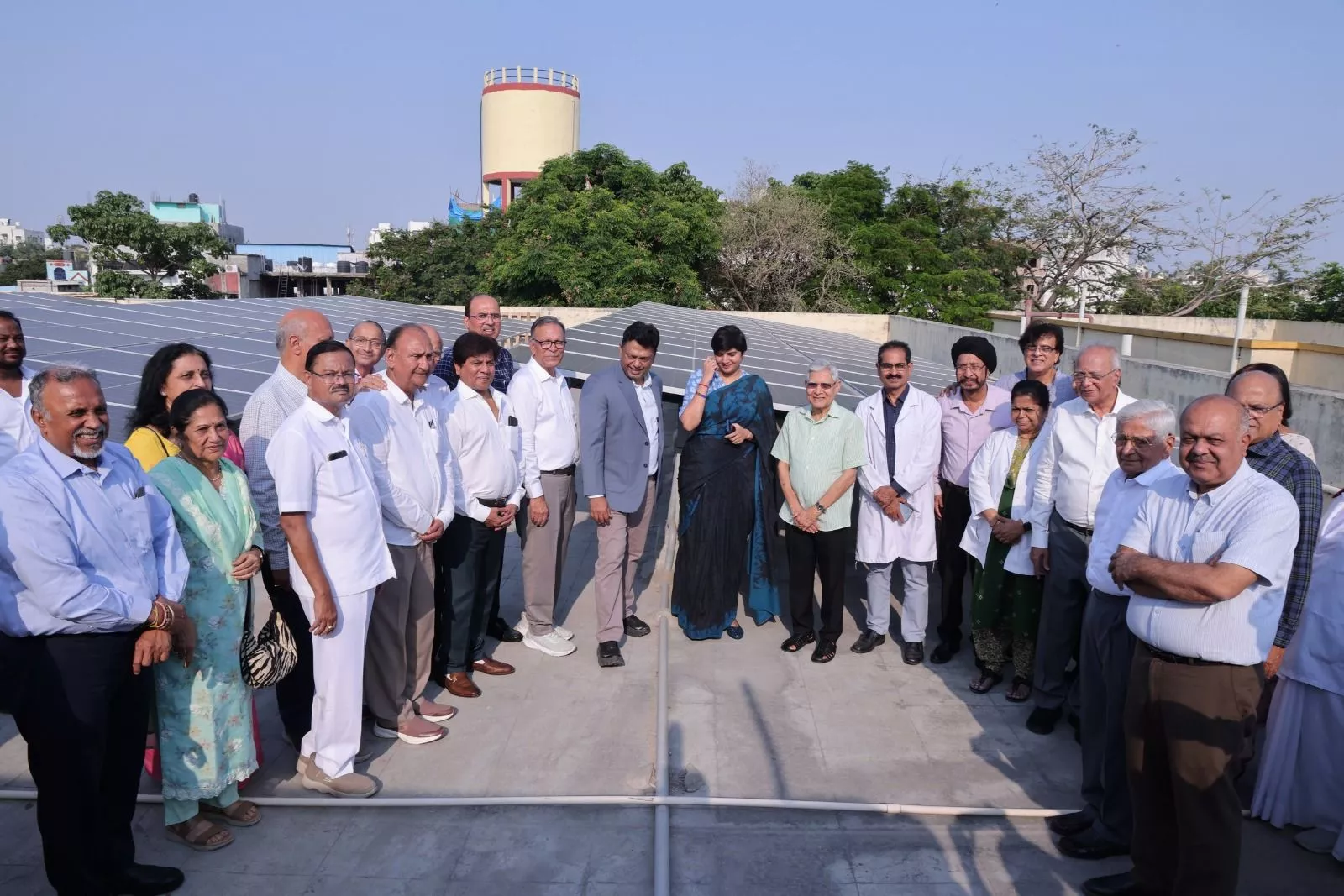 जिलाधीश द्वारा डायलिसिस सेंटर में सोलर पैनल उद्घाटन