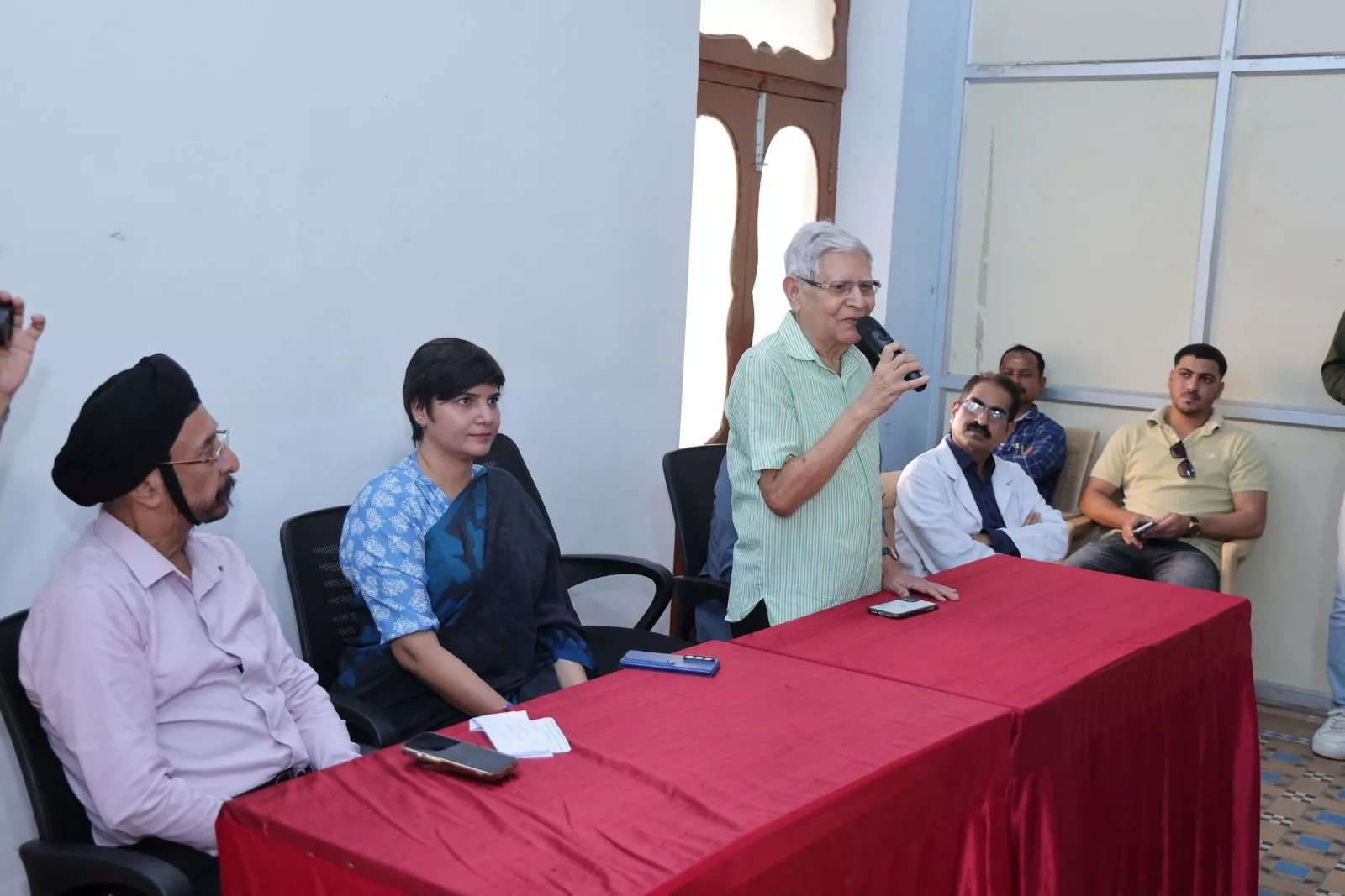 जिलाधीश द्वारा डायलिसिस सेंटर में सोलर पैनल उद्घाटन