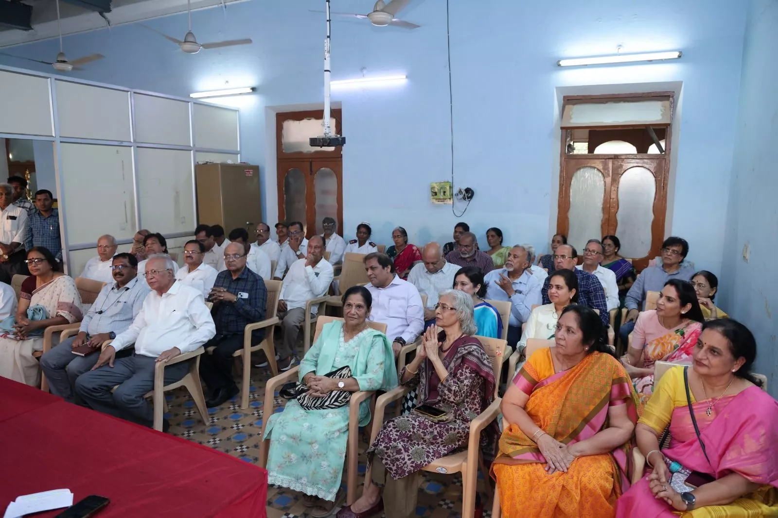 जिलाधीश द्वारा डायलिसिस सेंटर में सोलर पैनल उद्घाटन