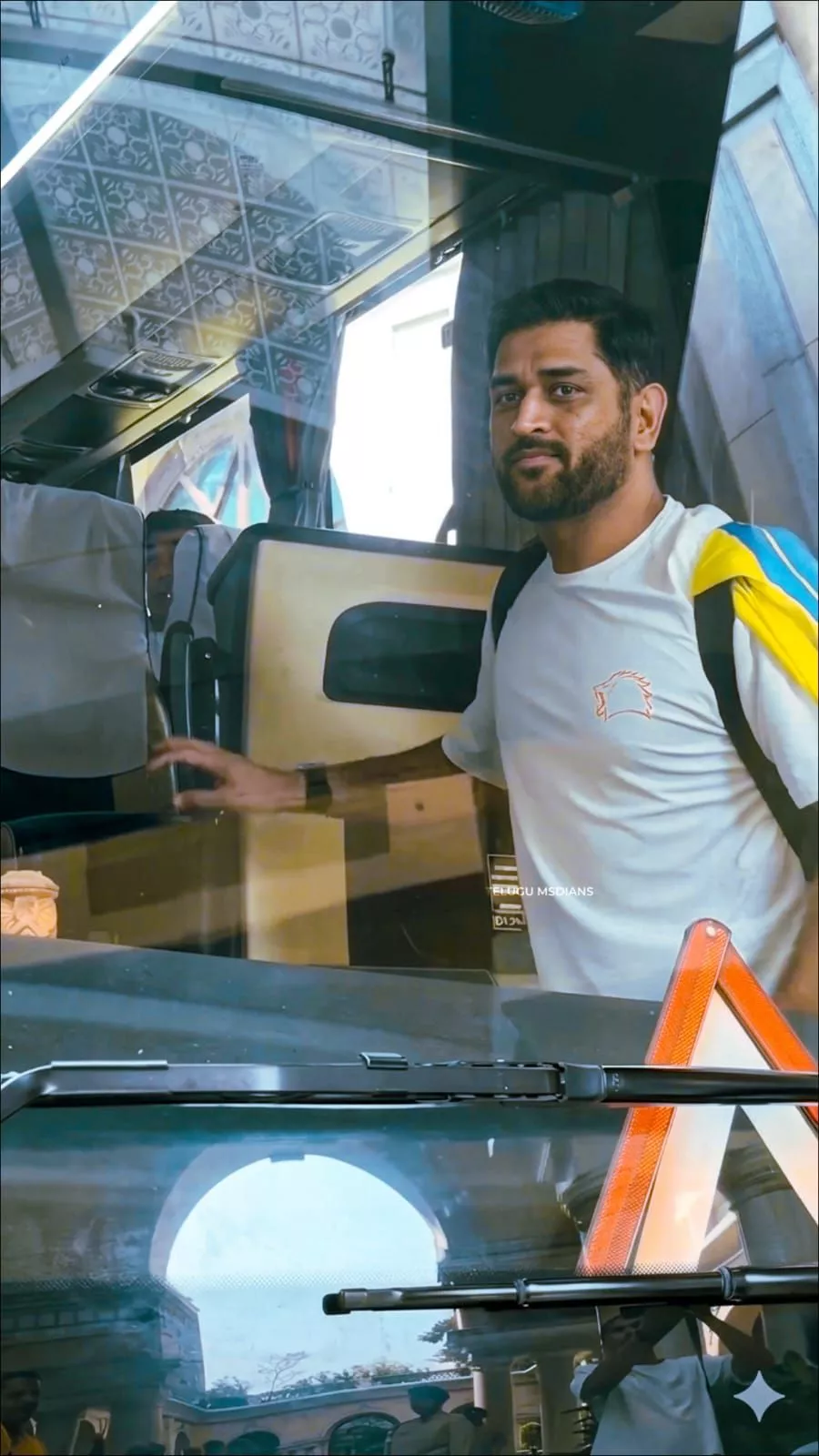 धोनी के आगमन पर एयरपोर्ट पर फैंस का उत्साह