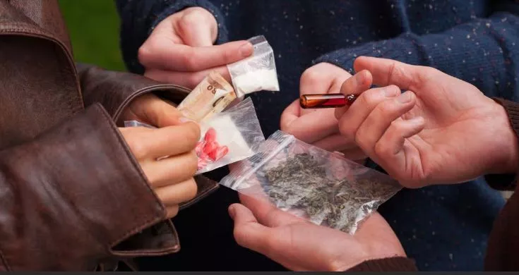 हैदराबाद पुलिस ड्रग्स तस्करी की जांच करती हुई