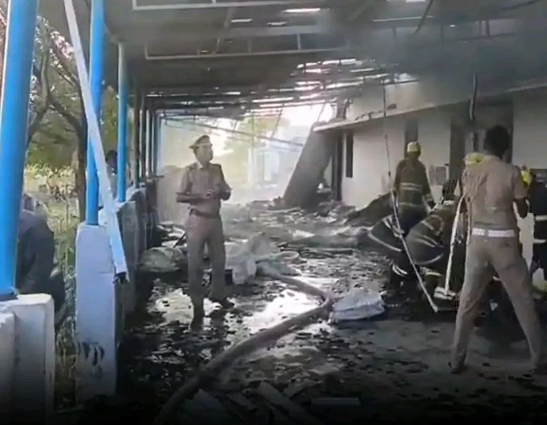 विरुधुनगर पटाखा फैक्ट्री विस्फोट के बाद मलबा और धुआँ