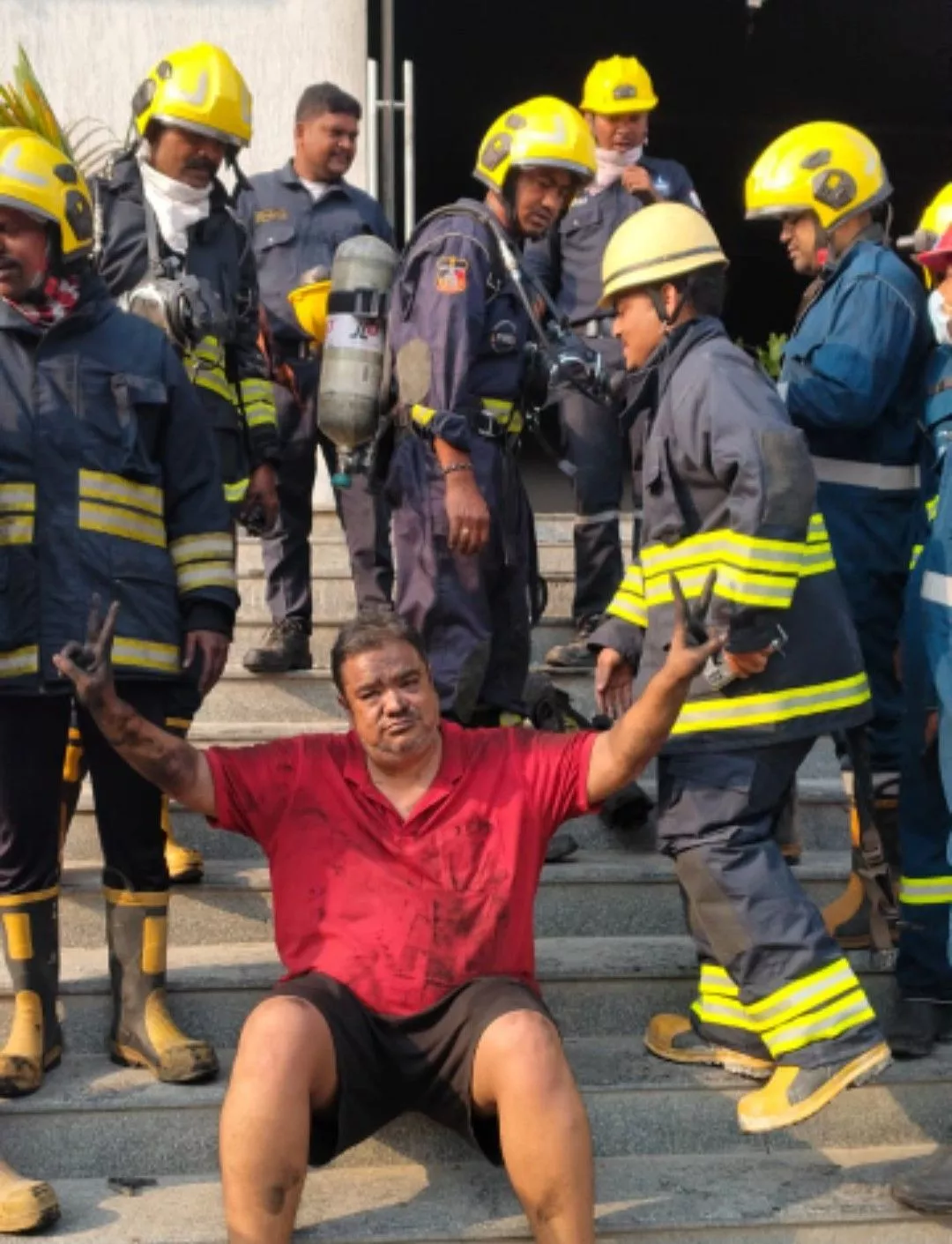 आग लगी इमारत से लोगों को बचाते दमकलकर्मी