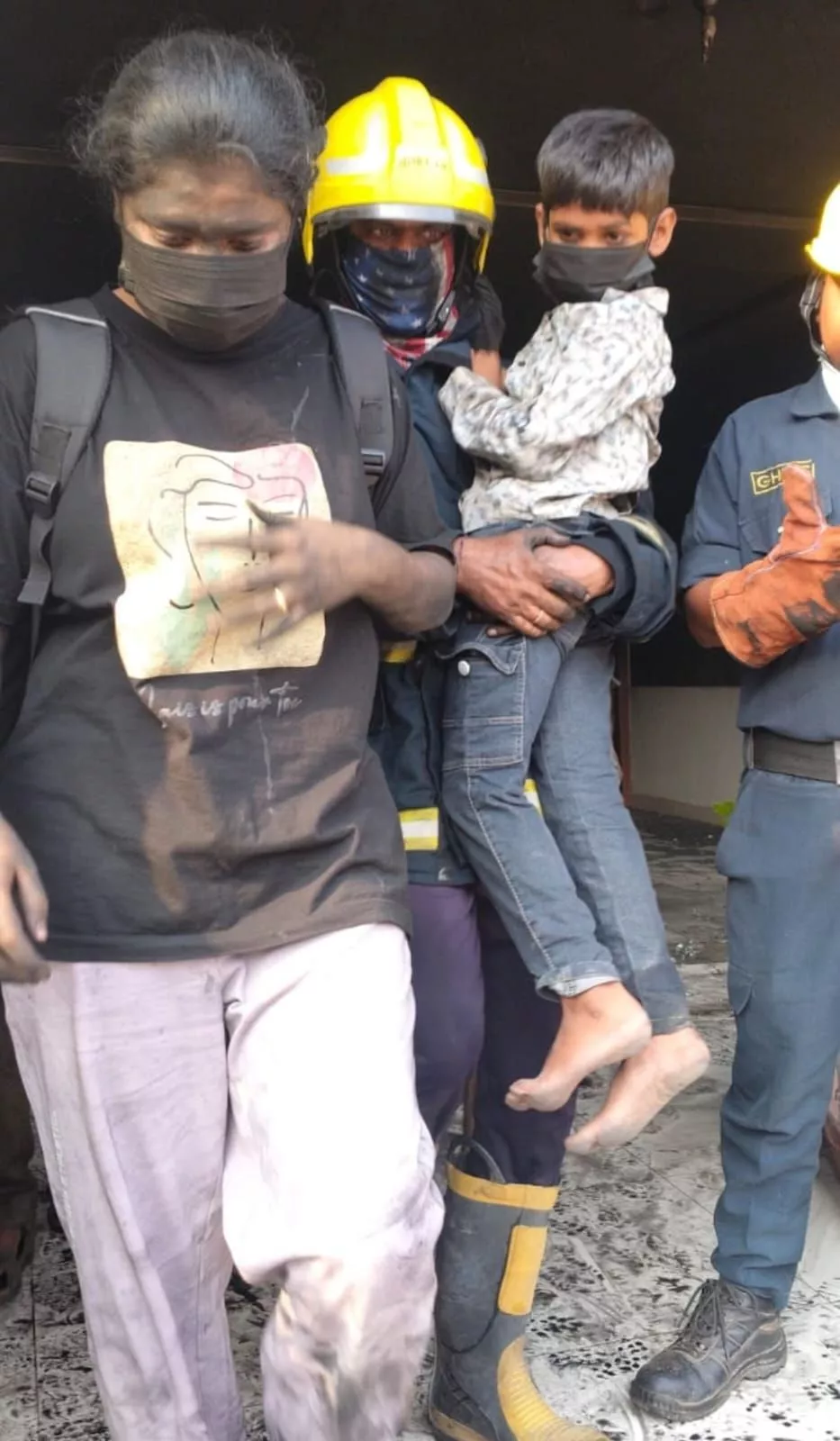 आग लगी इमारत से लोगों को बचाते दमकलकर्मी