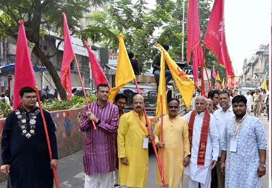 मंदिर के 50वें स्थापना दिवस पर शोभायात्रा और भजन का दृश्य