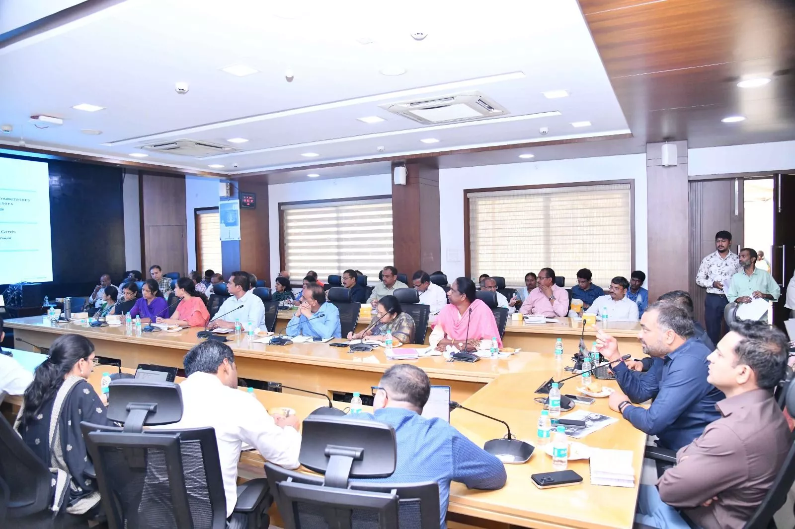 जीएचएमसी आयुक्त जनगणना समीक्षा बैठक करते हुए