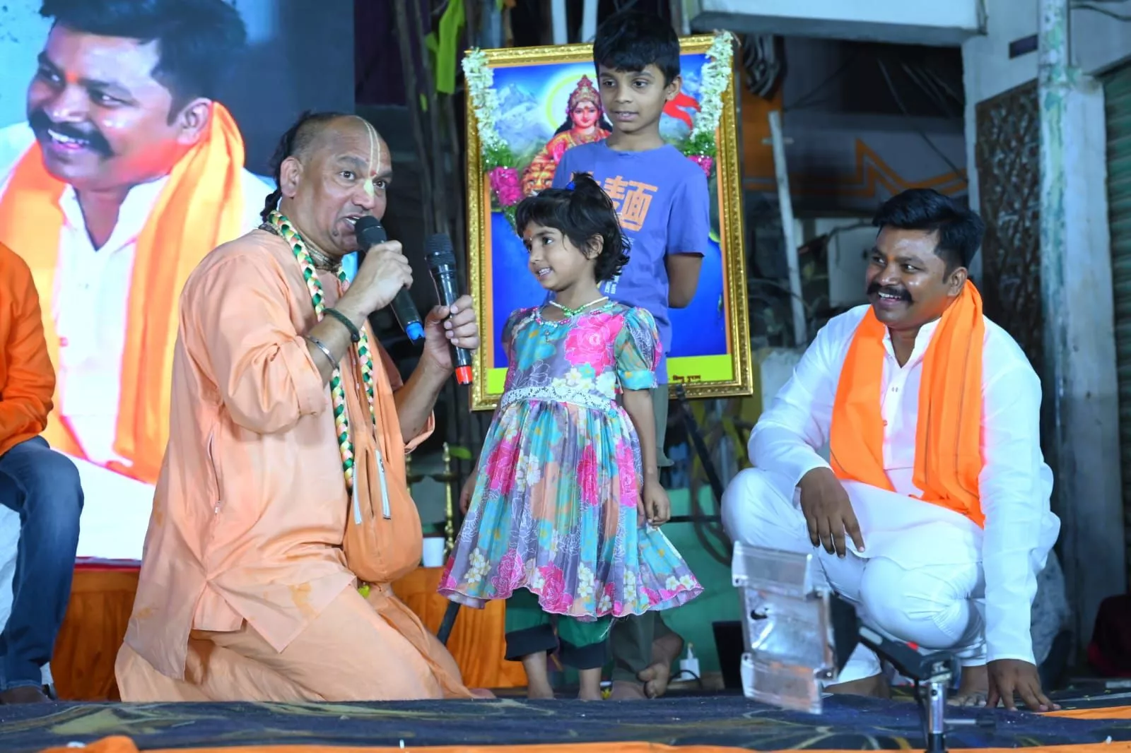 हिन्दू सम्मेलन में मंच पर उपस्थित संत और अतिथि