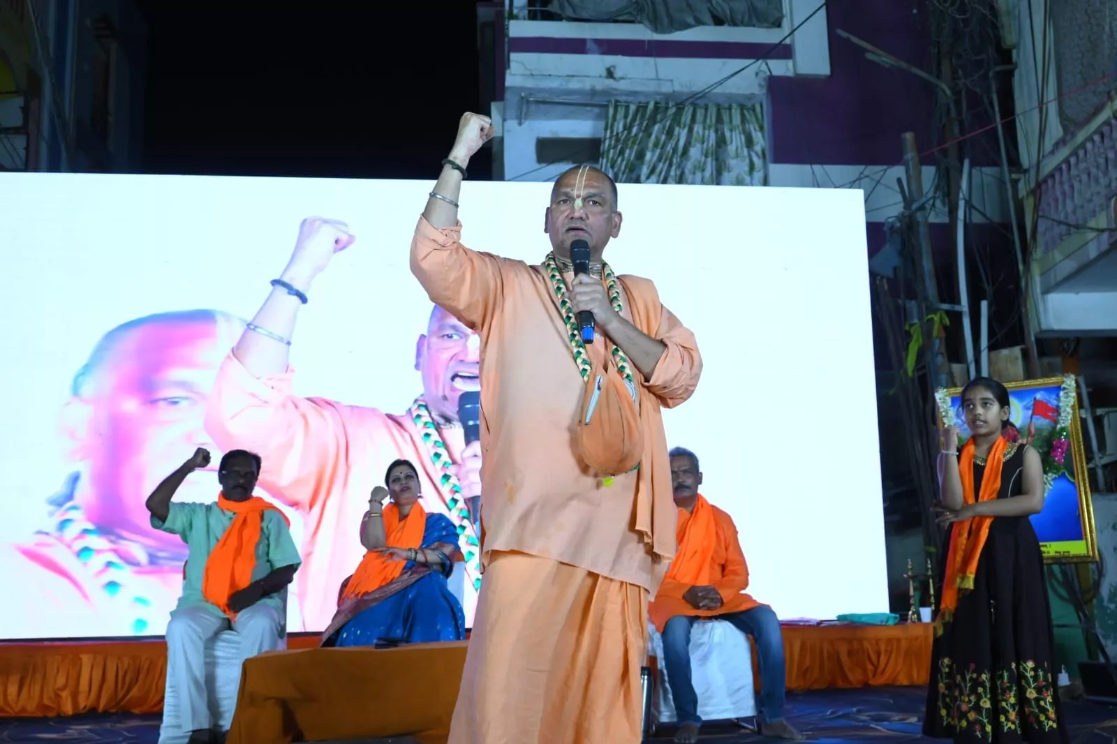 हिन्दू सम्मेलन में मंच पर उपस्थित संत और अतिथि