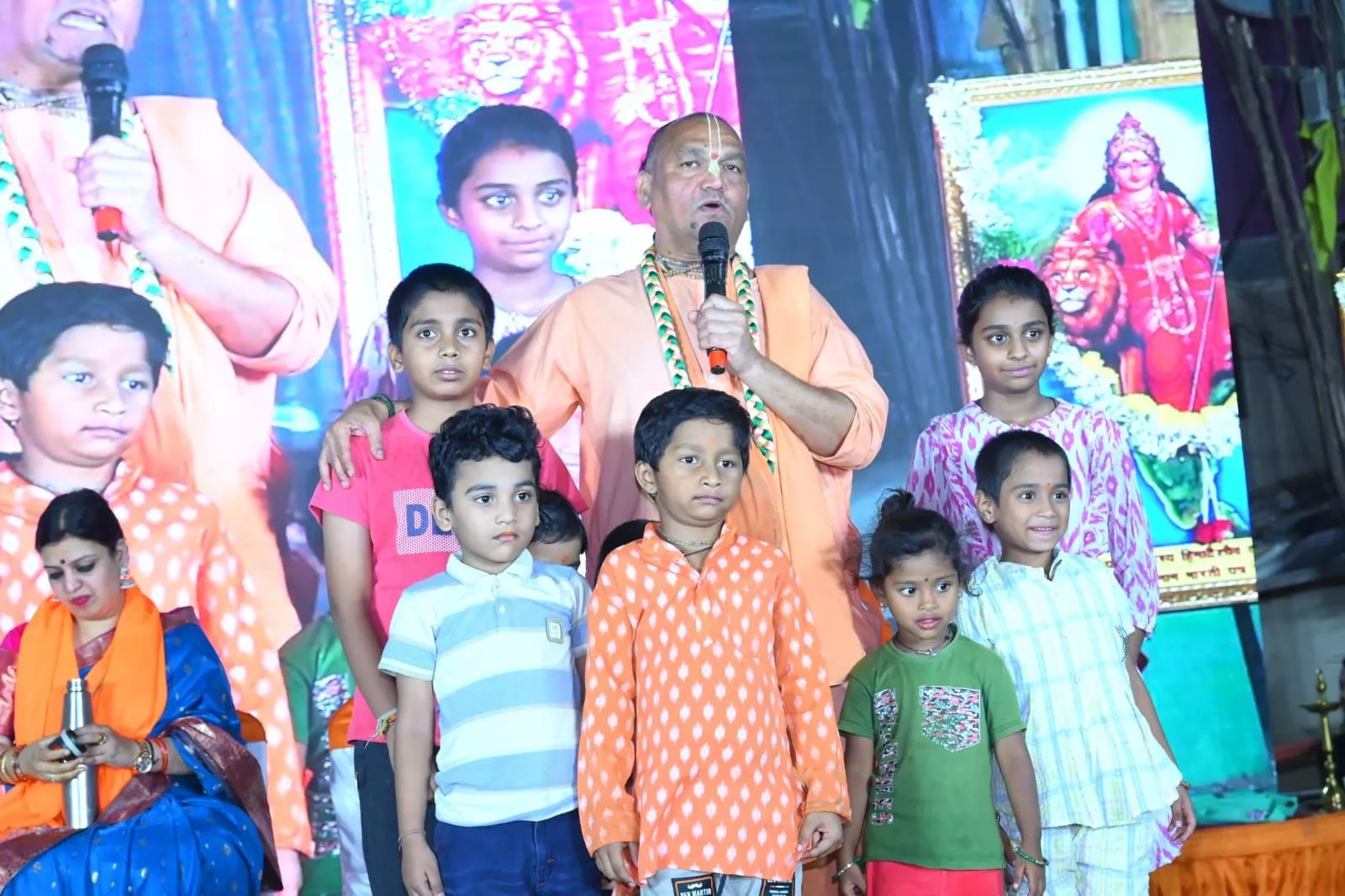 हिन्दू सम्मेलन में मंच पर उपस्थित संत और अतिथि