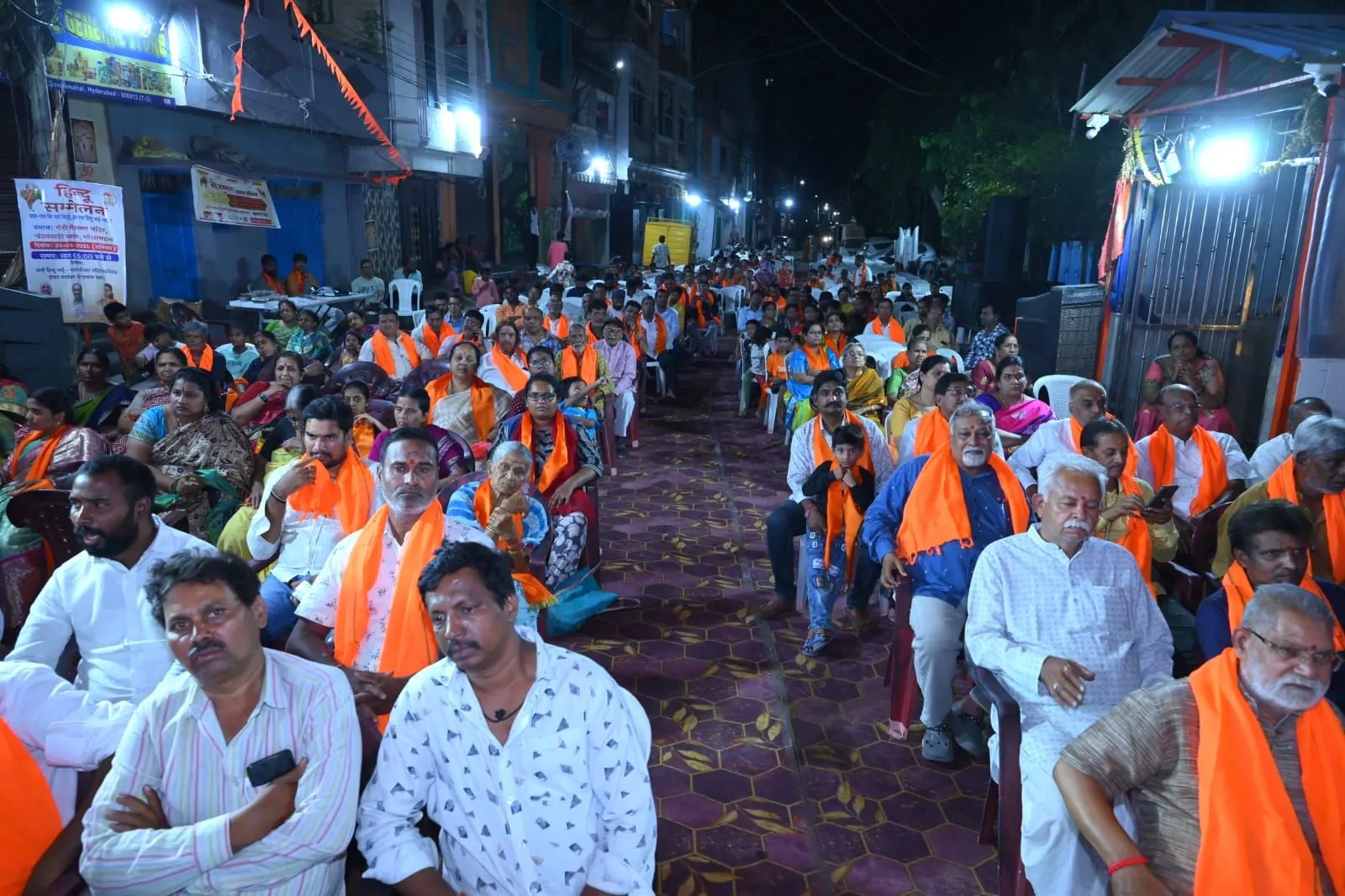 हिन्दू सम्मेलन में मंच पर उपस्थित संत और अतिथि