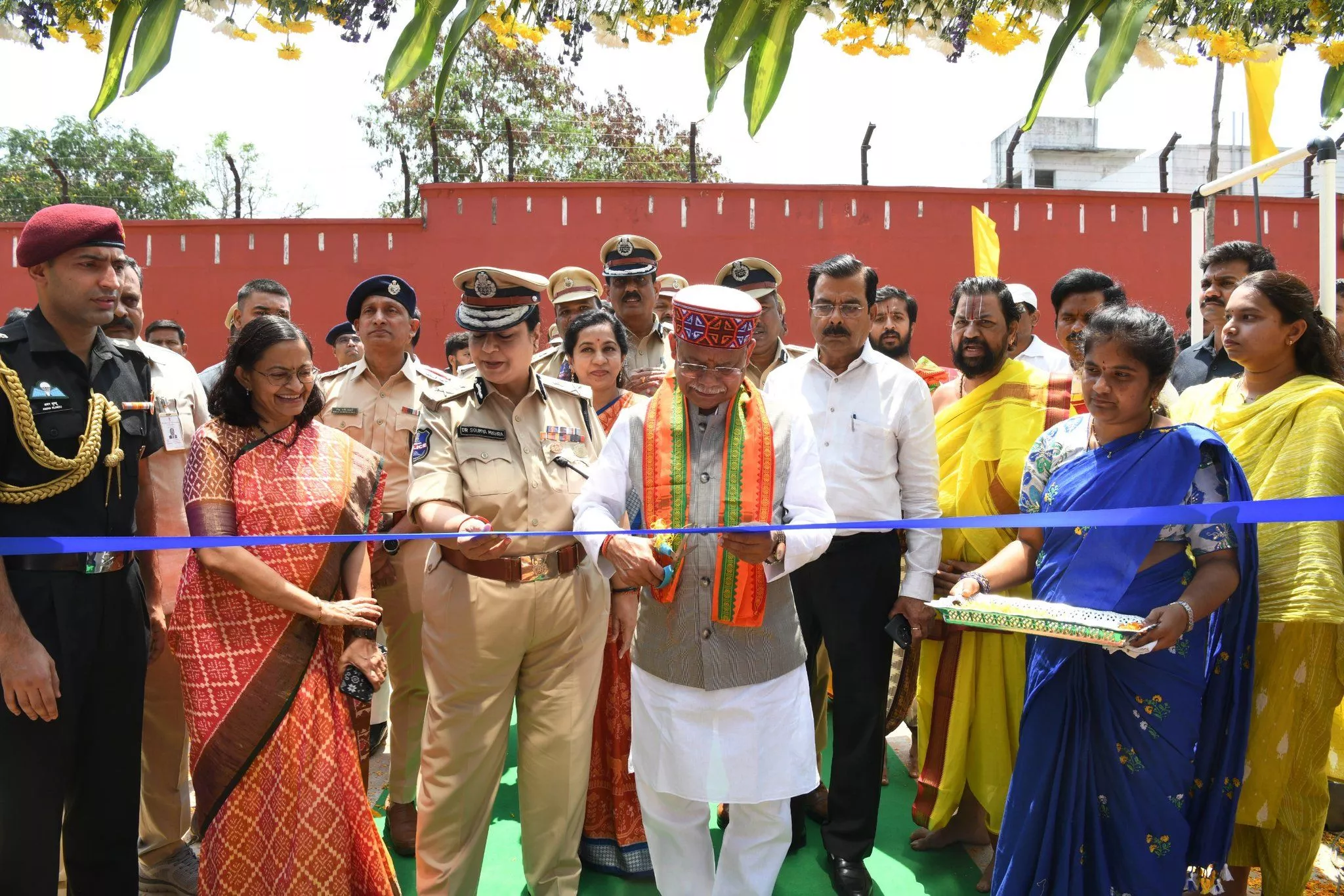 राज्यपाल जेल में नशा मुक्ति केंद्र का उद्घाटन करते हुए