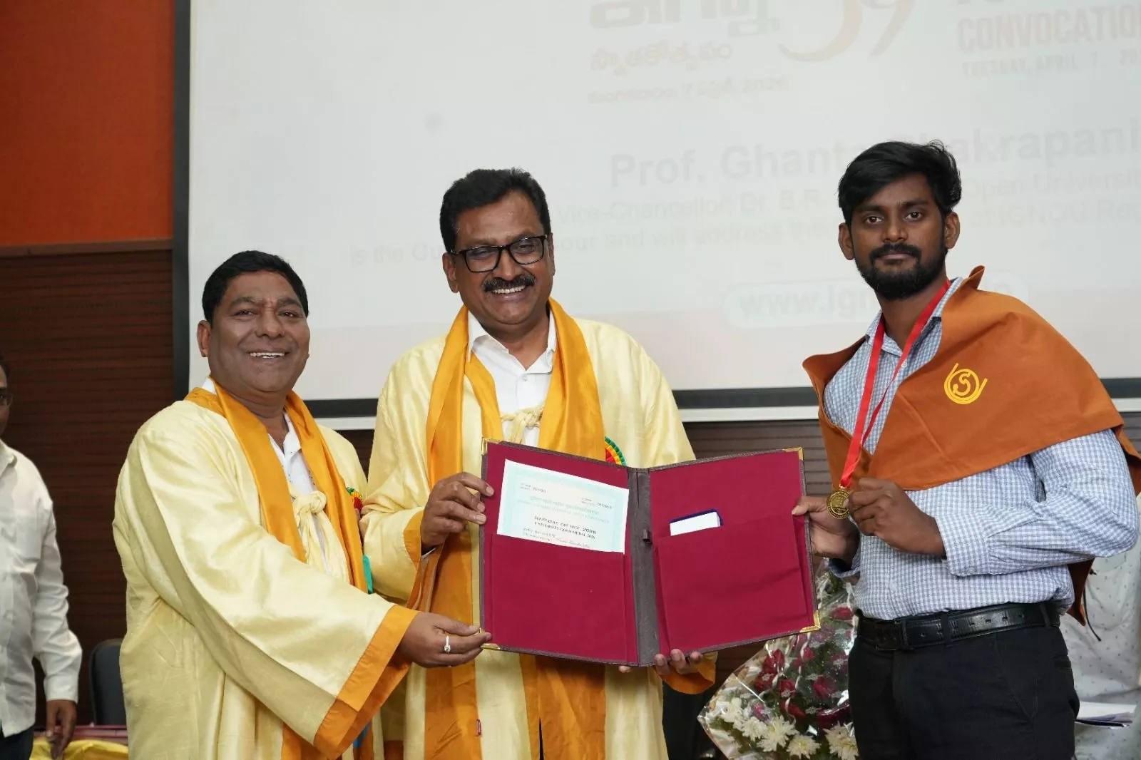 इग्नू हैदराबाद के दीक्षांत समारोह में छात्रों को प्रमाण-पत्र देते हुए