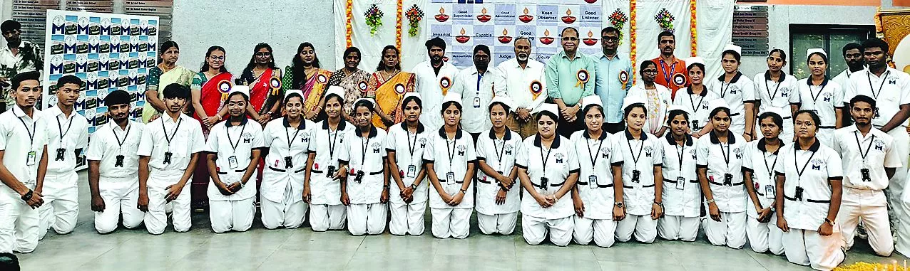 दीक्षांत समारोह में नर्सिंग छात्रों का मोमबत्ती प्रज्ज्वलन