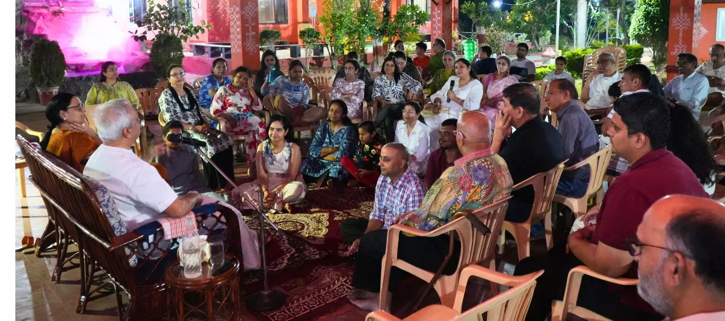 जनवाड़ा स्थित पूर्णा आनंदा (ग्लोबल स्पिरिचुअल सेंटर) में अक्षय तृतीया विशेष मंत्र जैमिंग को संबोधित करते सद्गुरु रमेशजी व गुरु माँ। 
