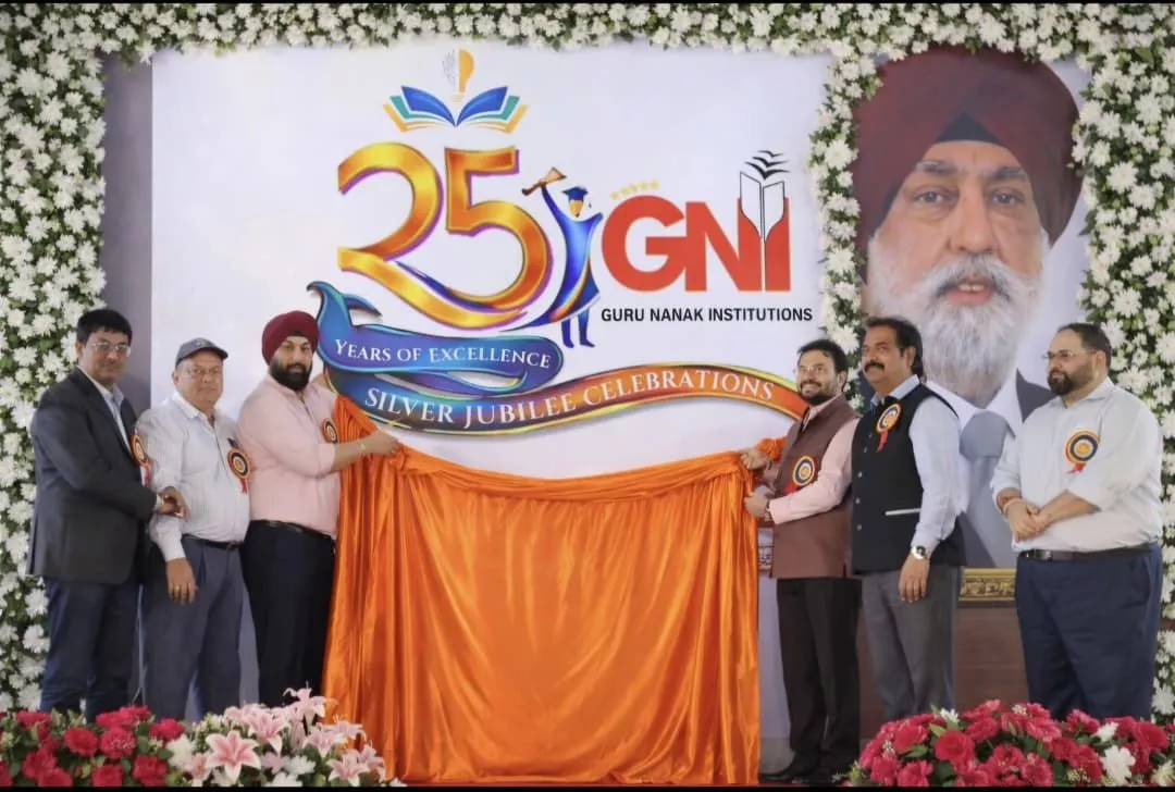 रजत जयंती समारोह में छात्रों और संकाय को सम्मानित करते अतिथि