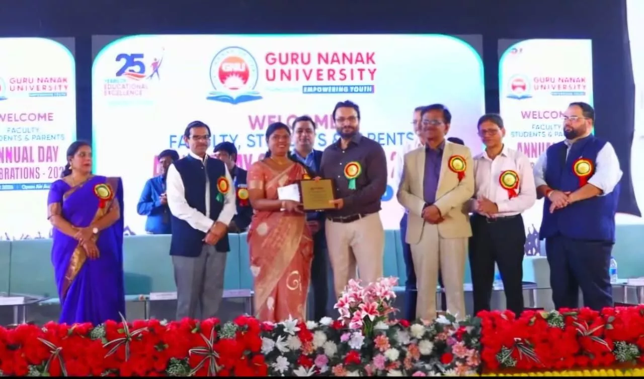 रजत जयंती समारोह में छात्रों और संकाय को सम्मानित करते अतिथि