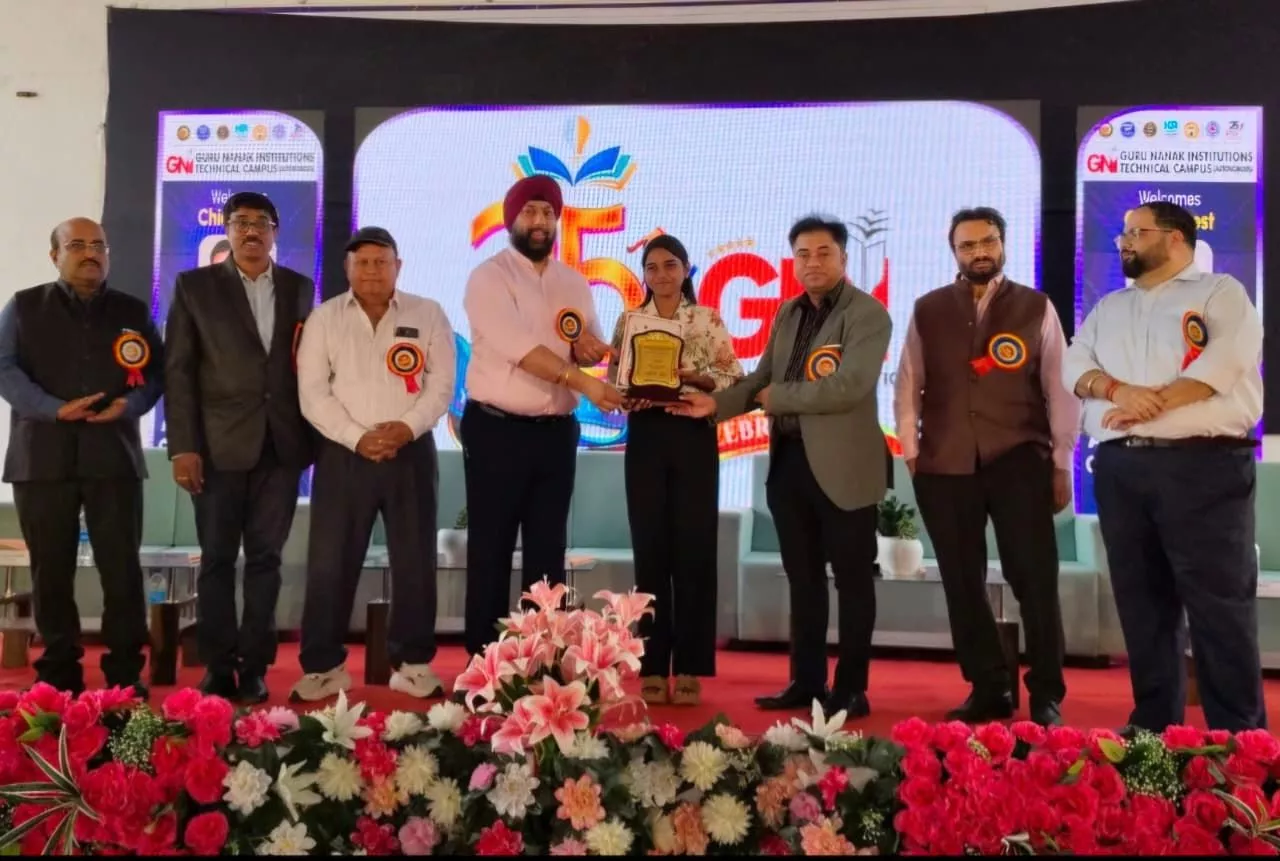 रजत जयंती समारोह में छात्रों और संकाय को सम्मानित करते अतिथि