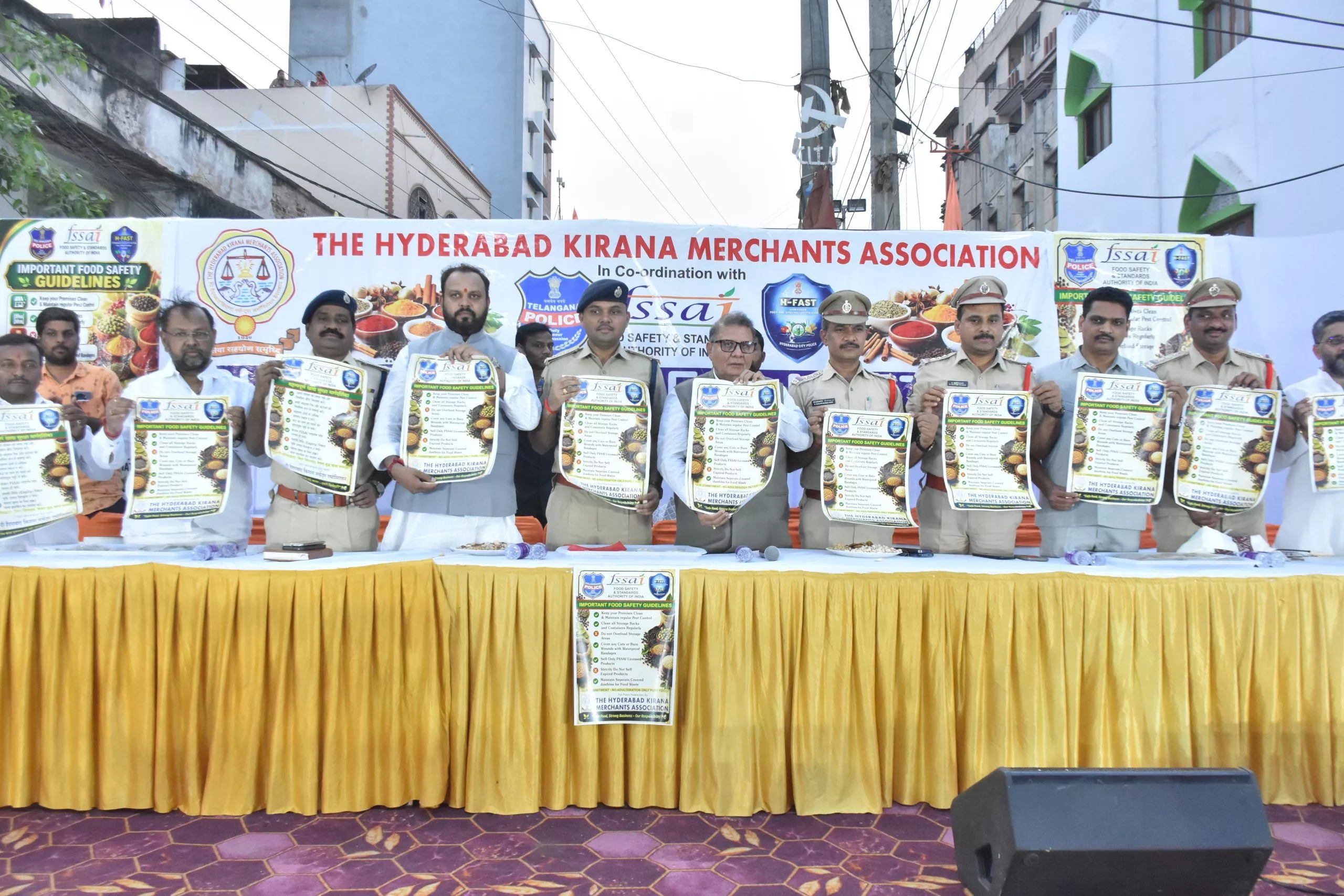 खाद्य सुरक्षा जागरूकता बैठक में शामिल व्यापारी और अधिकारी