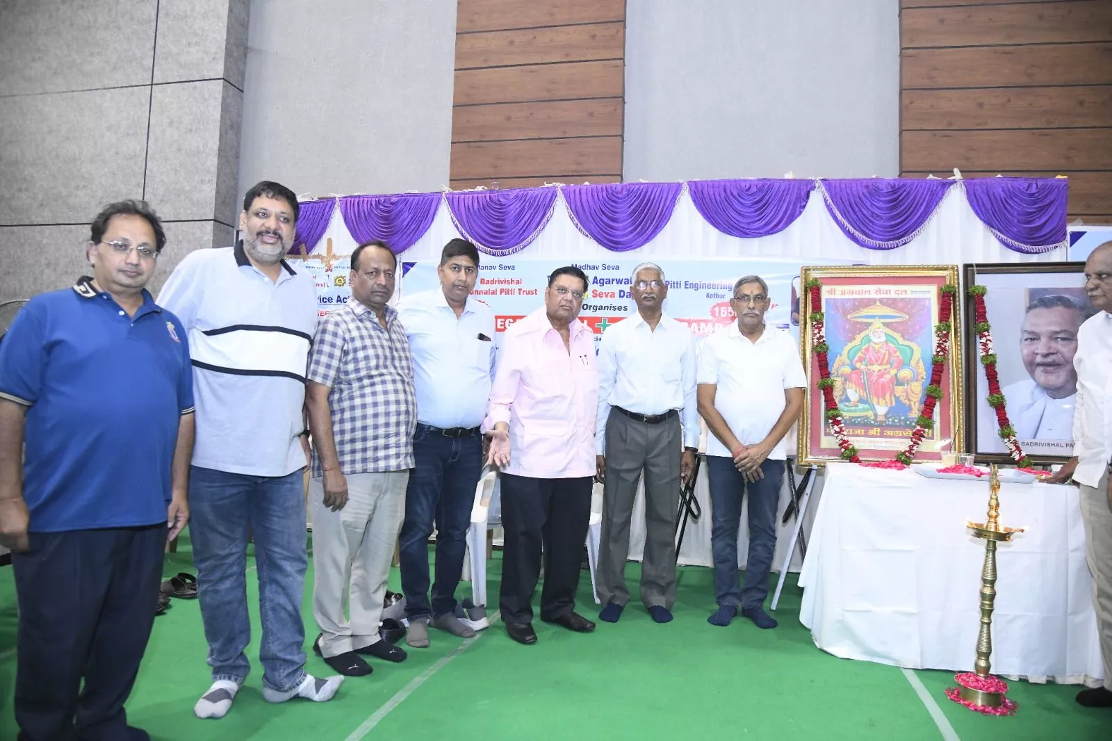 मेगा स्वास्थ्य शिविर में लोगों की स्वास्थ्य जांच