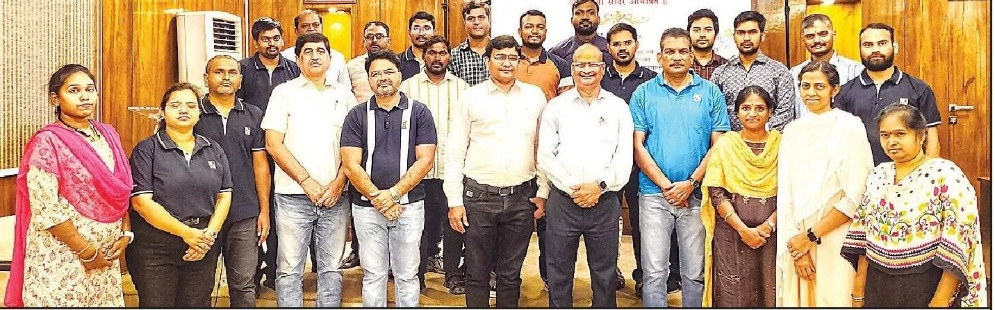 हिन्दी कार्यशाला में कर्मचारियों को प्रशिक्षण देते विशेषज्ञ