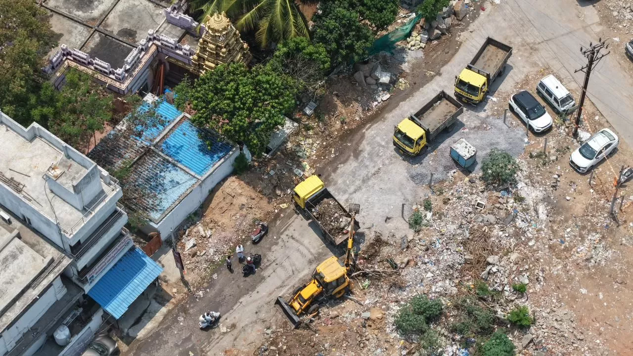 कोनेरू कुंड से अतिक्रमण हटाते हैद्रा अधिकारी