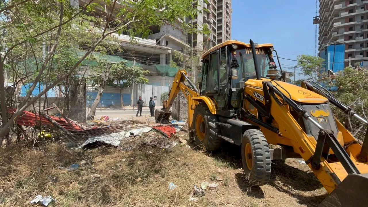 सरकारी जमीन से अतिक्रमण हटाते हुए हैद्रा की कार्रवाई