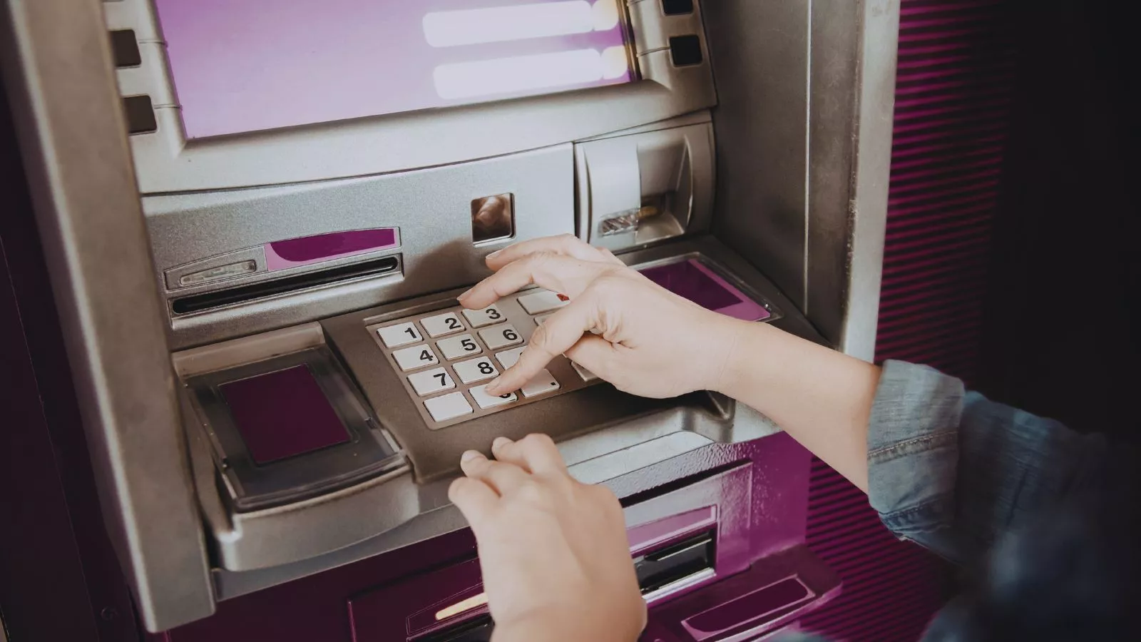 1.20 करोड़ रुपये लेकर दो कर्मचारी फरार