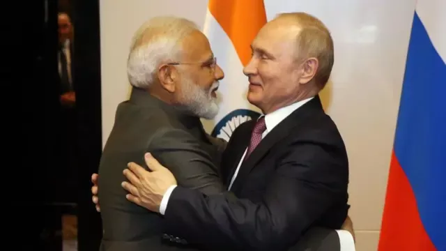 भारत और रूस के नेताओं के बीच दोस्ताना मुलाकात
