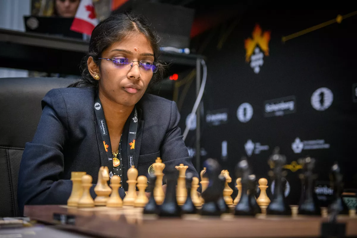 शतरंज मुकाबले में वैशाली और झू के बीच खेल का दृश्य