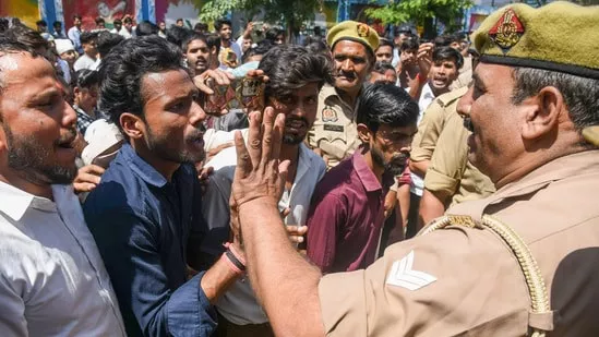 नोएडा हिंसा: अफवाह फैलाने पर दो सोशल मीडिया हैंडल पर केस