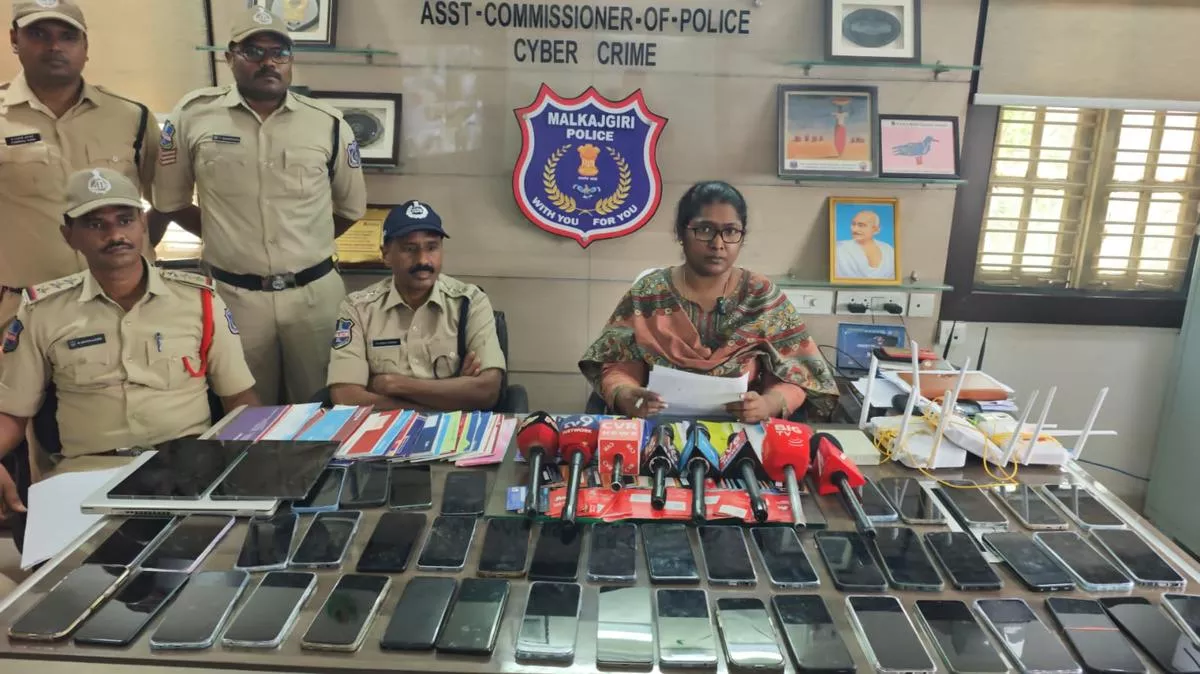 फर्जी कॉल सेंटर से जुड़े आरोपियों को गिरफ्तार करती पुलिस