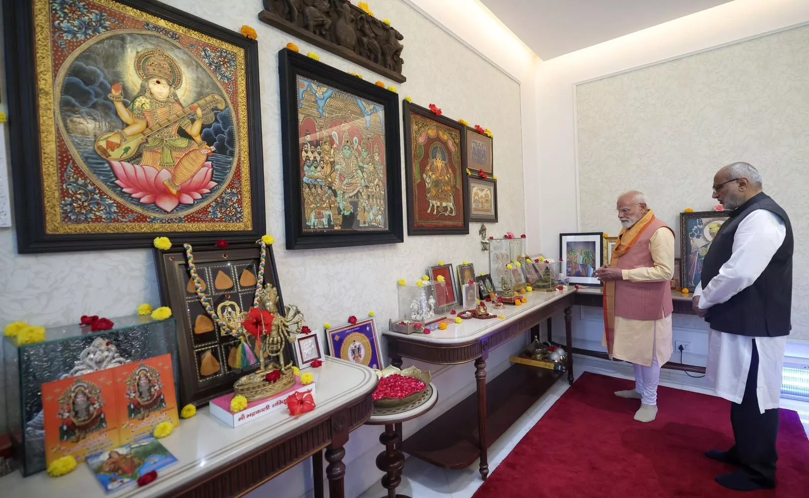 पीएम मोदी उपराष्ट्रपति से मुलाकात करते हुए