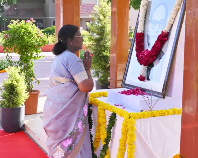 राष्ट्रपति मुर्मू आंबेडकर को श्रद्धांजलि देते हुए