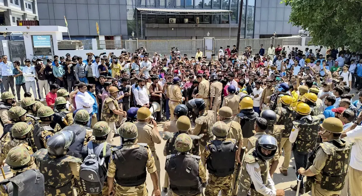 नोएडा में न्यूनतम वेतन वृद्धि के बावजूद श्रमिकों का प्रदर्शन जारी, अब तक 300 लोगों को गिरफ्तार किया गया।