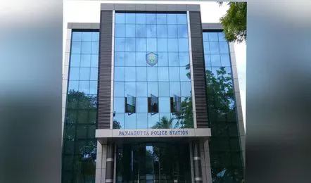 थाने में वकील और पुलिस के बीच बहस का दृश्य