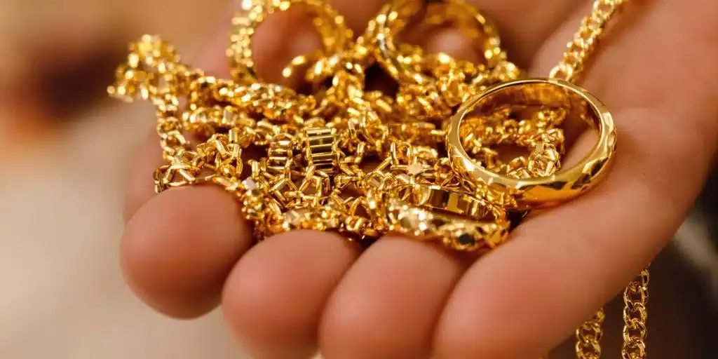 बस यात्रा के दौरान महिला के बैग से गहने चोरी