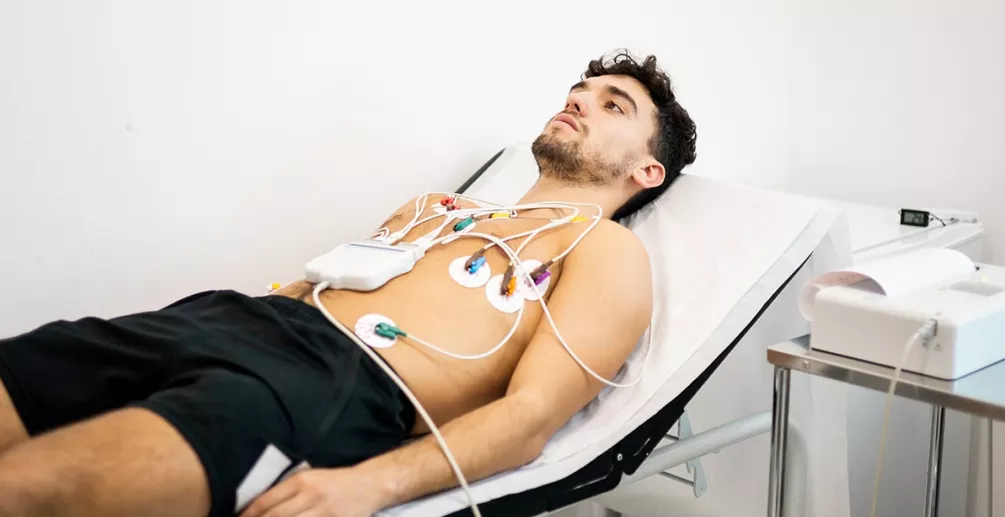 सीने में दर्द हो तो क्यों कराएं ECG? जानें जरूरी बातें