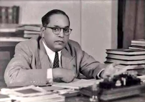 विद्युत श्रमिकों का अंबेडकर चित्र को मांग पत्र सौंपना