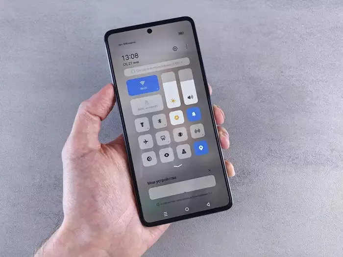 स्मार्टफोन में बैटरी बचाने की सेटिंग्स दिखाते हुए