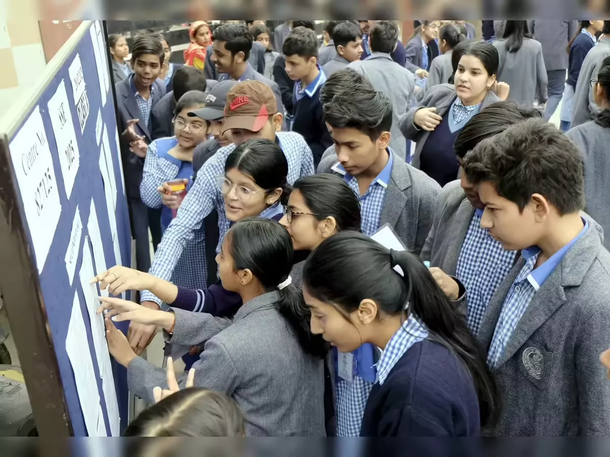 रिजल्ट चेक करते छात्र