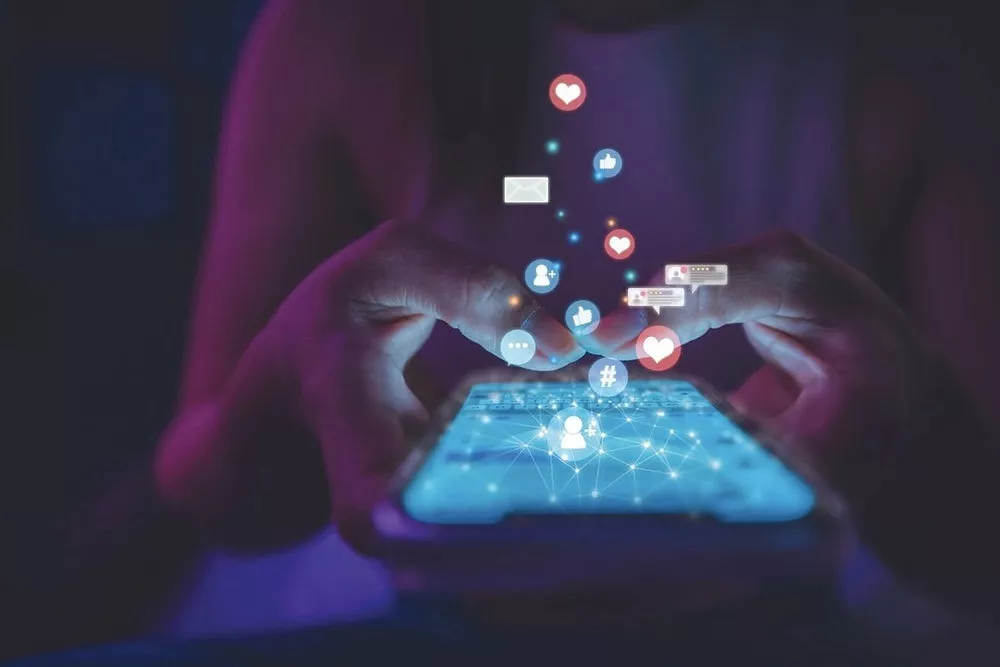 मोबाइल पर रील देखते युवा